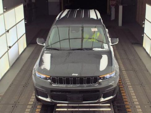 Used 2023 Jeep Grand Cherokee L Limited image 2