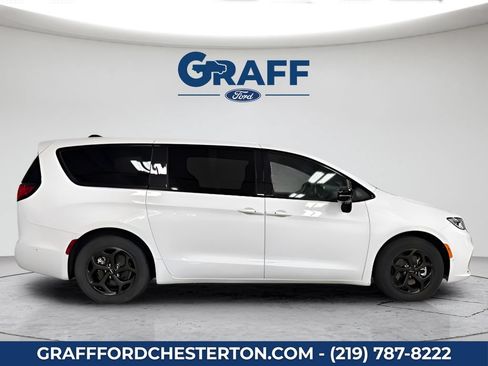 Used 2024 Chrysler Pacifica Limited FWD image 5