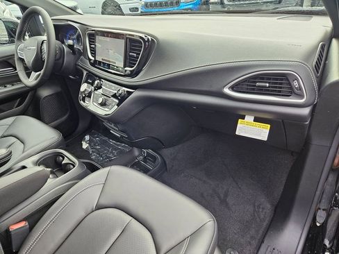 New 2026 Chrysler Pacifica Select image 22