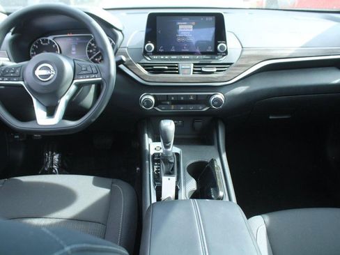 Used 2025 Nissan Altima 2.5 SV image 13
