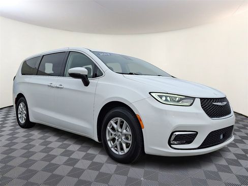 Used 2023 Chrysler Pacifica Touring-L image 1