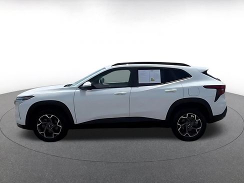 Used 2025 Chevrolet Trax LT FWD image 9