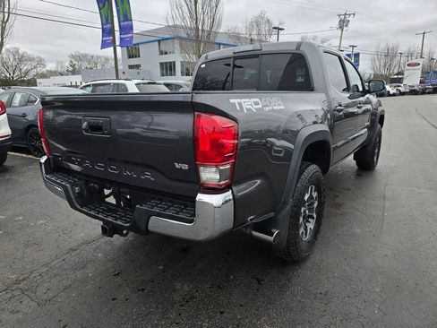 Used 2016 Toyota Tacoma TRD Off-Road w/ Towing Package image 8