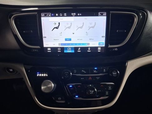 Used 2024 Chrysler Pacifica Touring-L FWD image 20