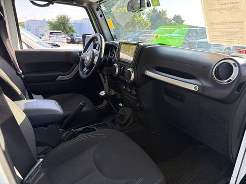 Used 2016 Jeep Wrangler Unlimited Sahara AWD/4WD image 5