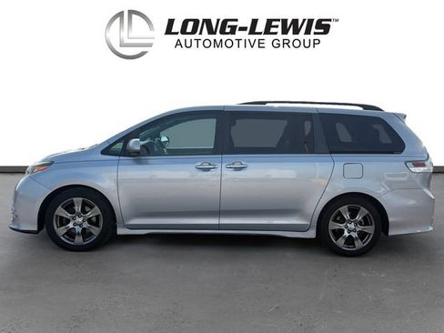Used 2017 Toyota Sienna SE FWD image 2