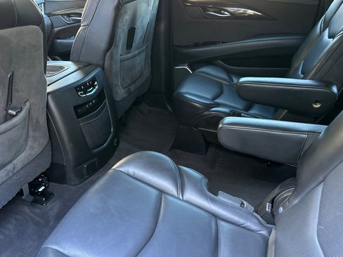 Used 2020 Cadillac Escalade ESV Platinum image 29