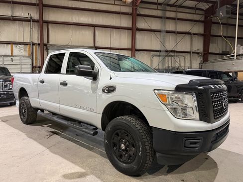 Used 2018 Nissan Titan S RWD image 2