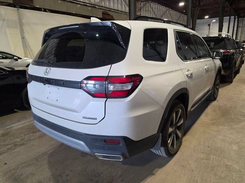Used 2024 Honda Pilot Touring image 2