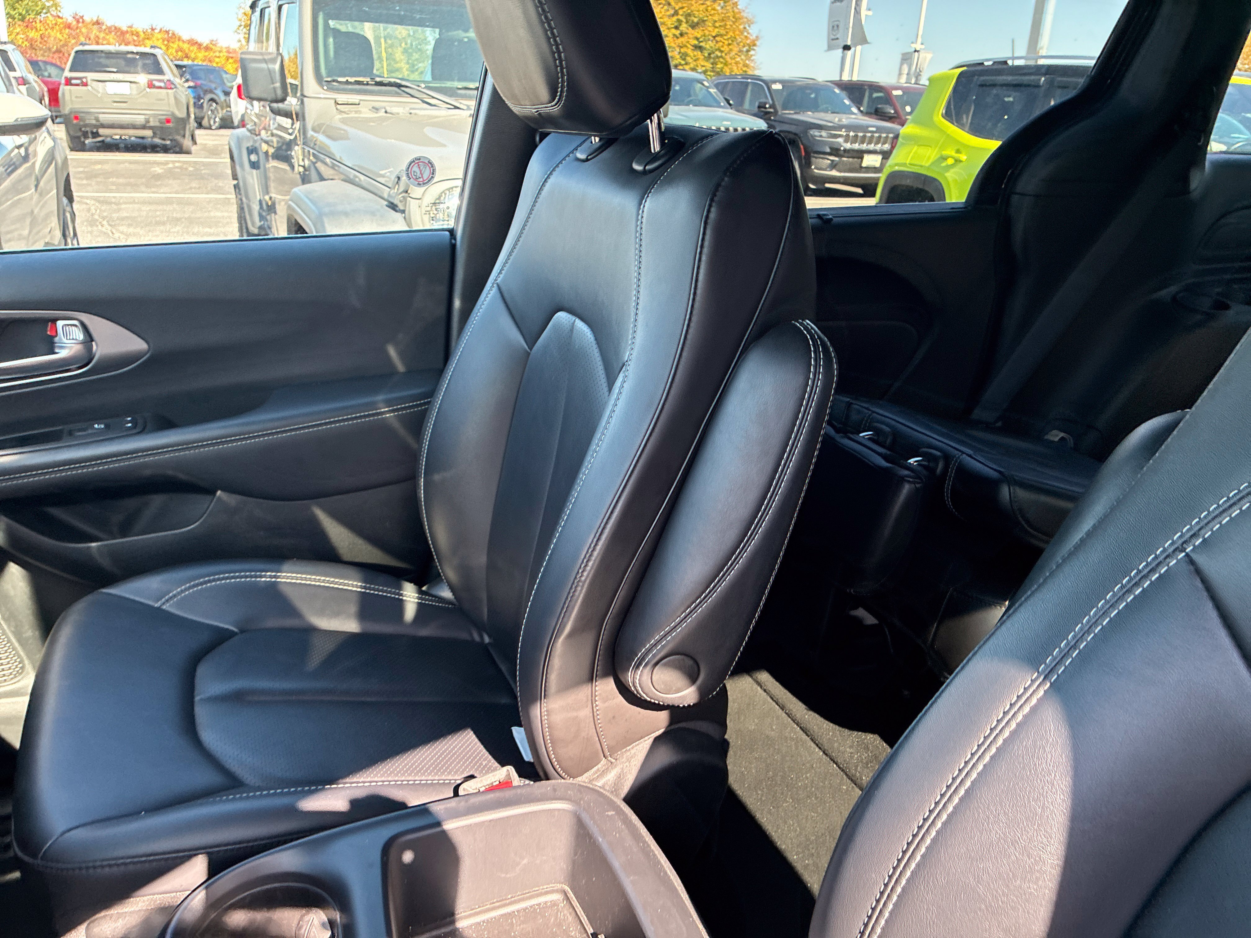Used 2025 Chrysler Pacifica Select FWD image 17