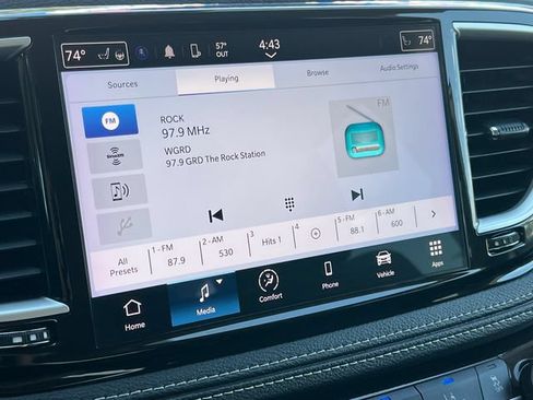 Used 2024 Chrysler Pacifica Touring-L AWD/4WD image 24