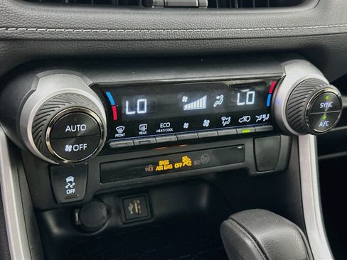 Used 2025 Toyota RAV4 XLE AWD/4WD image 23