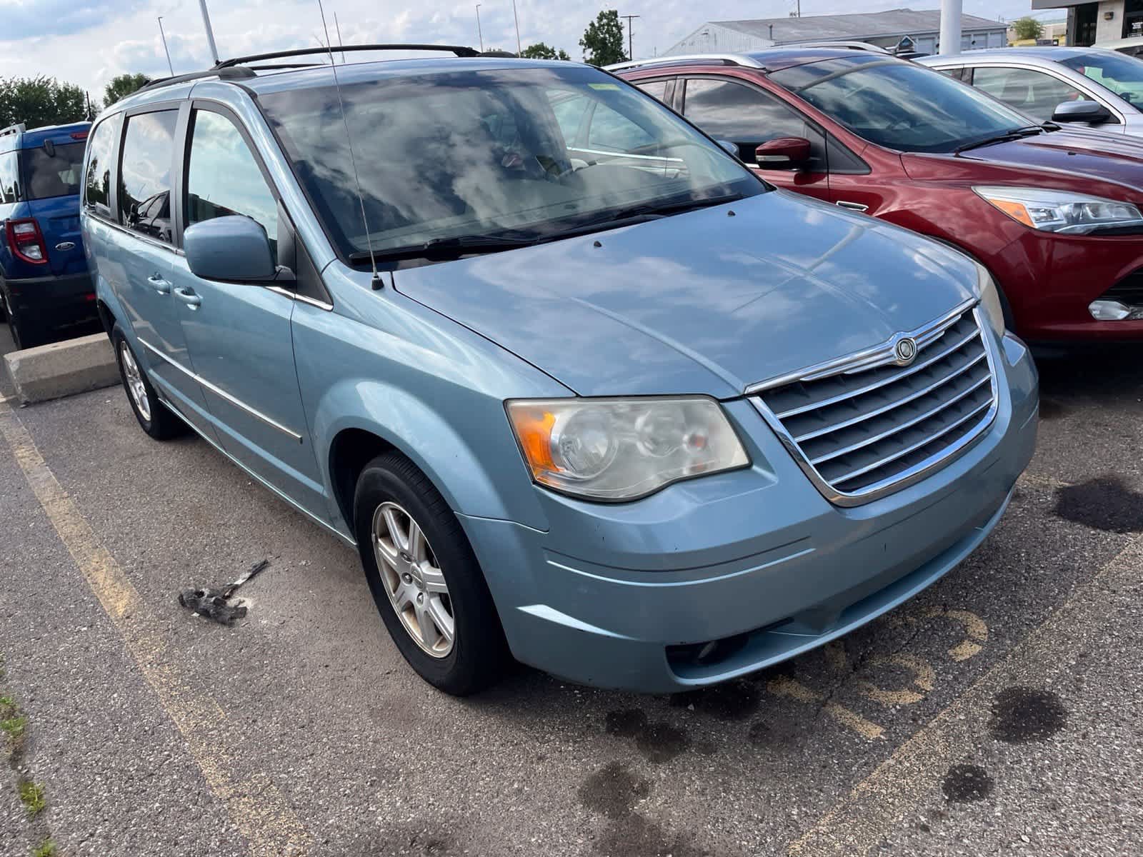 Used 2009 Chrysler Town & Country Touring w/ Family Value Group FWD image 19
