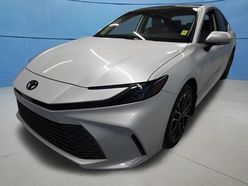 Used 2025 Toyota Camry XLE AWD/4WD image 30