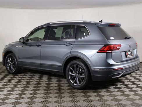 Used 2023 Volkswagen Tiguan SE w/ Panoramic Sunroof Package FWD image 10