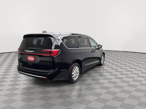 Used 2024 Chrysler Pacifica Touring-L image 37