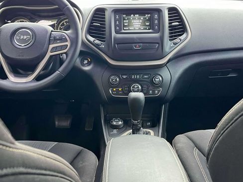 Used 2017 Jeep Cherokee Latitude w/ Comfort/Convenience Group AWD/4WD image 13