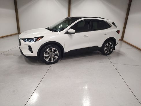Used 2023 Ford Escape Platinum w/ Premium Technology Package AWD/4WD image 4