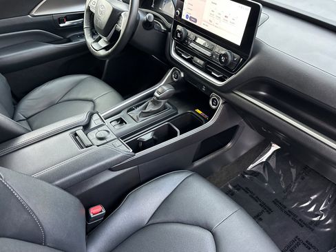 Used 2025 Toyota Grand Highlander AWD image 17
