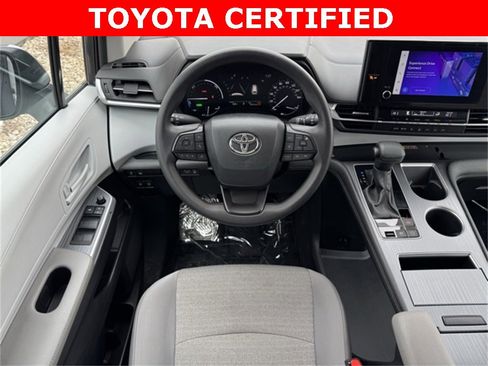 Certified 2025 Toyota Sienna LE image 5