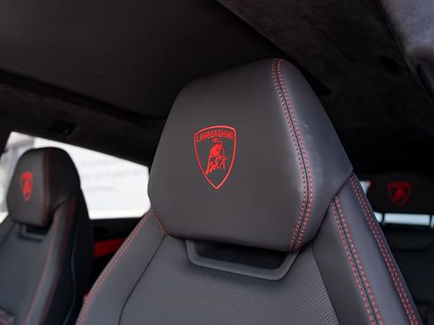 Used 2022 Lamborghini Urus AWD/4WD image 32