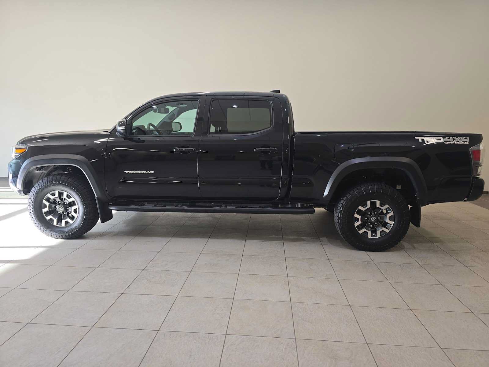Used 2020 Toyota Tacoma TRD Off-Road w/ TRD Premium Off Road Package AWD/4WD image 3