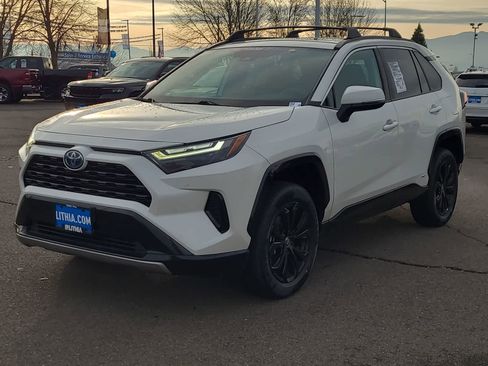 Used 2022 Toyota RAV4 SE image 1