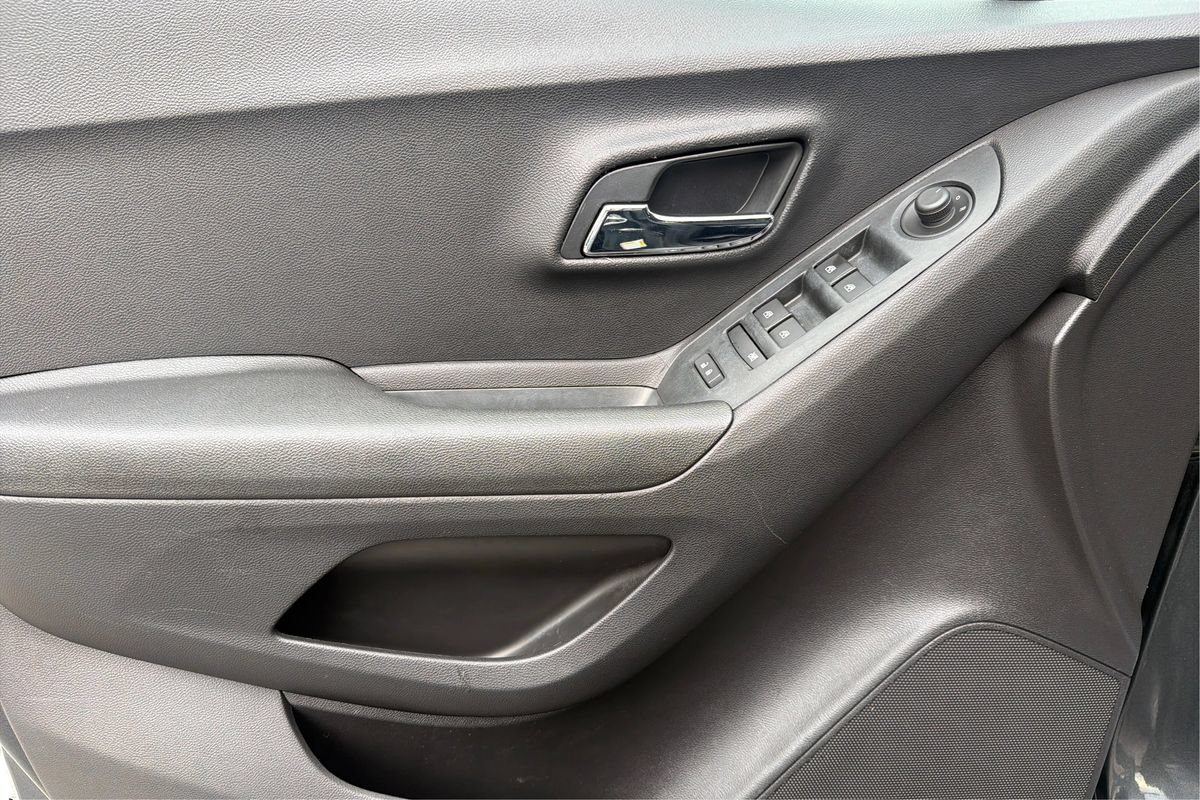 Used 2020 Chevrolet Trax LS w/ Tint and Cruise Package FWD image 19