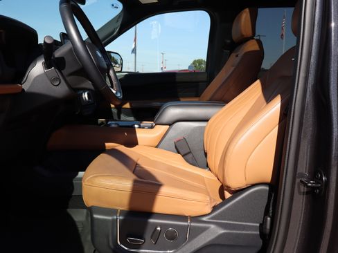 Used 2024 Ford Expedition Platinum image 10