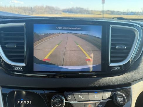 Used 2022 Chrysler Pacifica Touring-L image 39