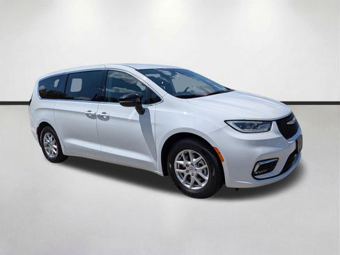 Used 2024 Chrysler Pacifica Touring-L FWD image 1