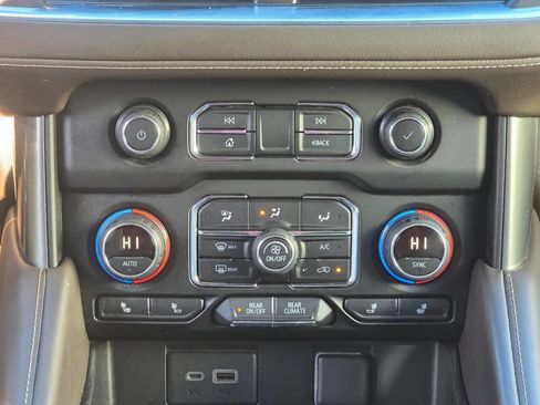 Used 2021 Chevrolet Suburban LT image 25