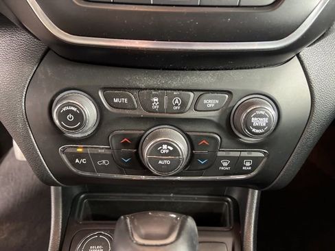 Used 2022 Jeep Cherokee Latitude Lux w/ Sun & Sound Group image 22