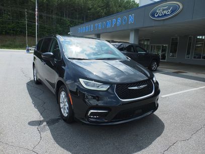 Used 2023 Chrysler Pacifica Touring-L