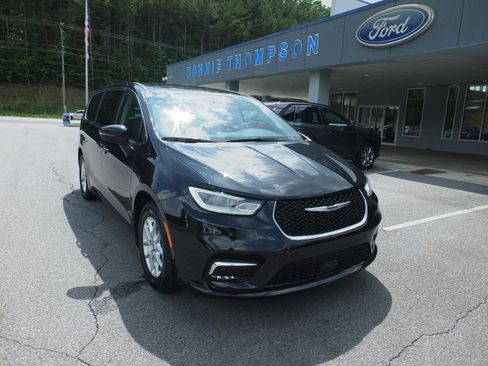Used 2023 Chrysler Pacifica Touring-L FWD image 1