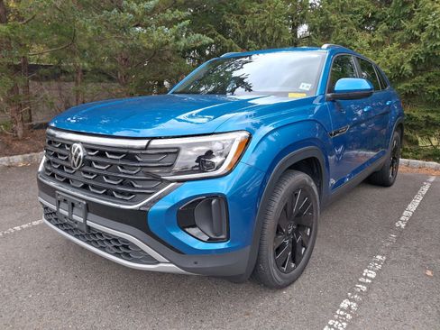 Used 2024 Volkswagen Atlas Cross Sport SE image 3