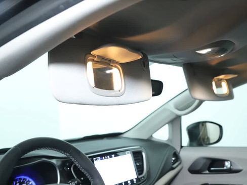 Used 2023 Chrysler Pacifica Touring-L image 19