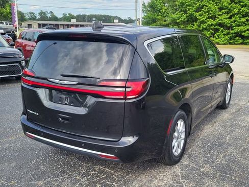 Used 2023 Chrysler Pacifica Touring-L FWD image 2