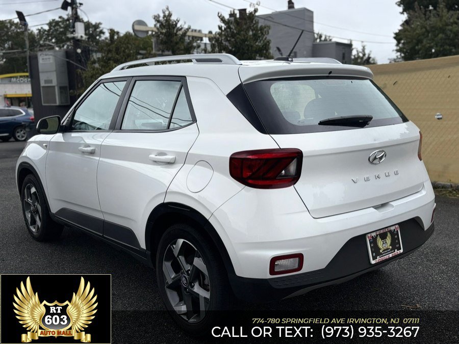 Used 2025 Hyundai Venue SEL FWD image 4