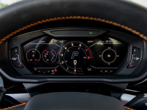 Used 2025 Lamborghini Urus SE AWD/4WD image 18