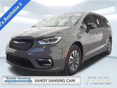 Used 2025 Chrysler Pacifica Select