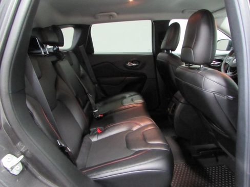 Used 2022 Jeep Cherokee Trailhawk AWD/4WD image 19