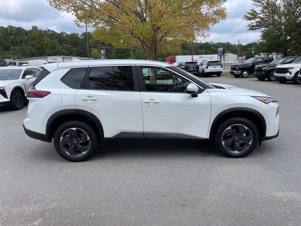 Used 2025 Nissan Rogue SV AWD/4WD image 9