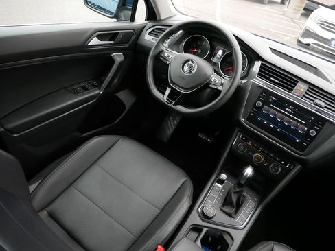 Certified 2020 Volkswagen Tiguan SE w/ Panoramic Sunroof Package image 9