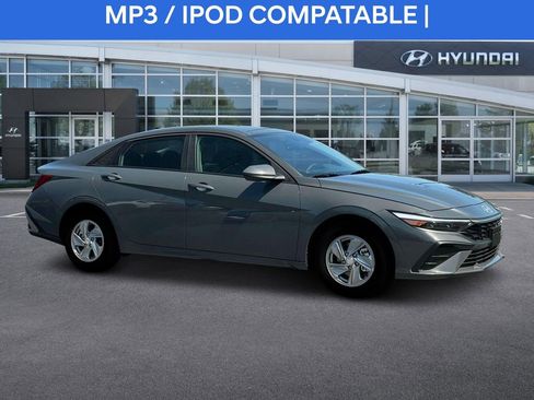 Used 2025 Hyundai Elantra SE image 11