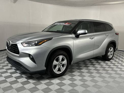 Used 2025 Toyota Highlander LE FWD image 4