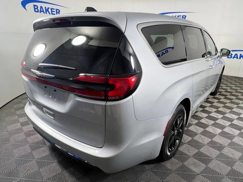 Used 2023 Chrysler Pacifica Touring-L FWD image 6