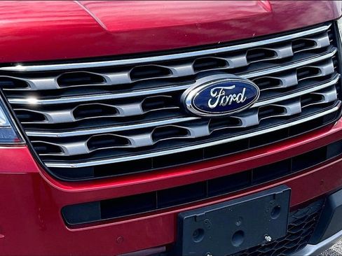 Used 2017 Ford Explorer XLT w/ Equipment Group 202A AWD/4WD image 28