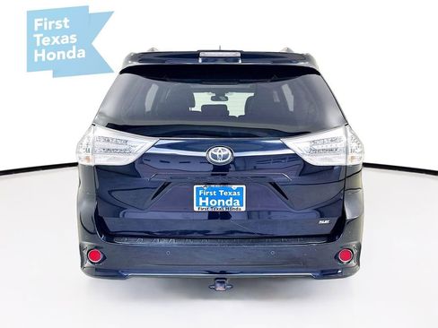 Used 2020 Toyota Sienna SE w/ SE Preferred Package image 6