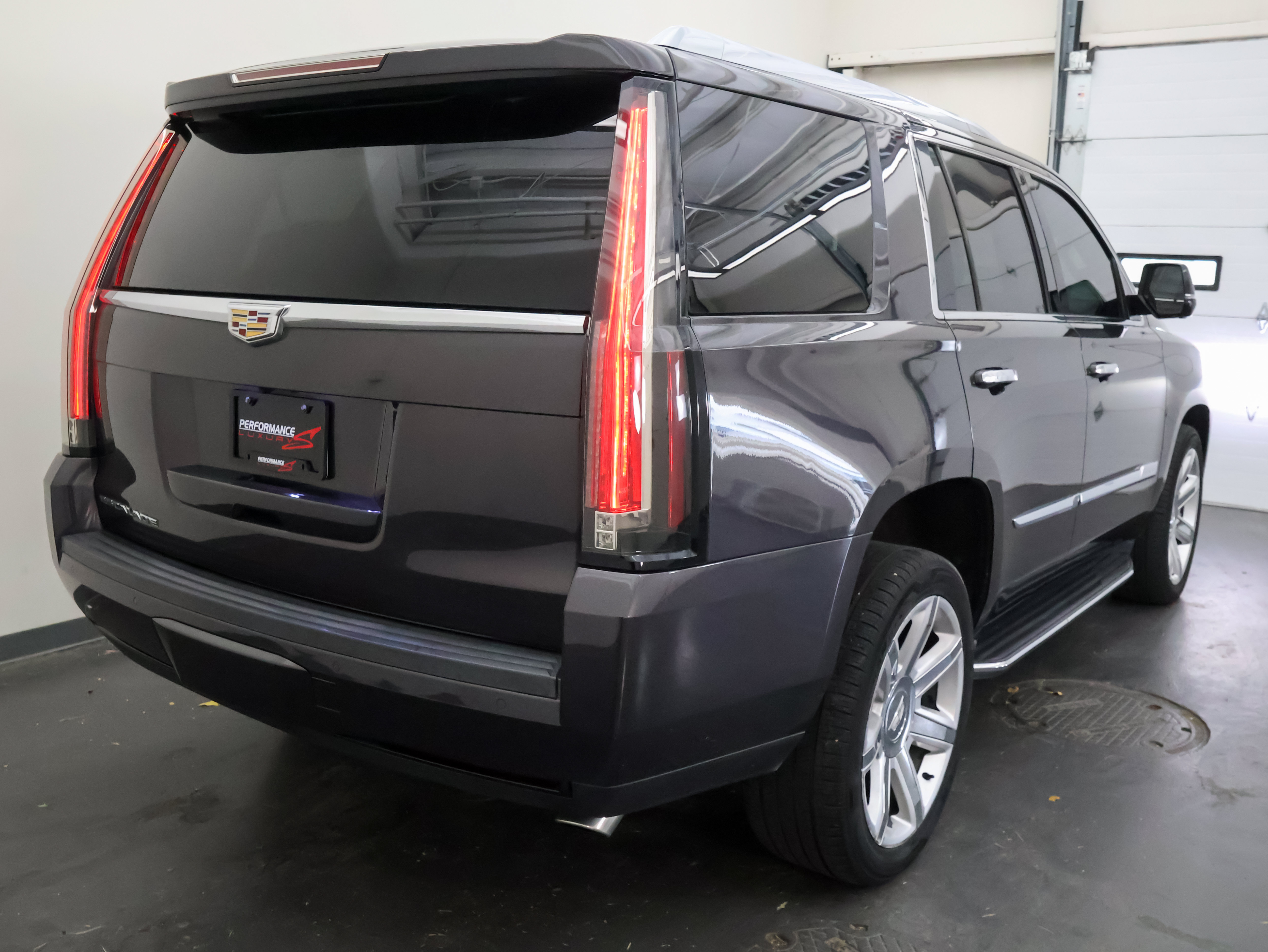 Used 2016 Cadillac Escalade Luxury RWD image 3